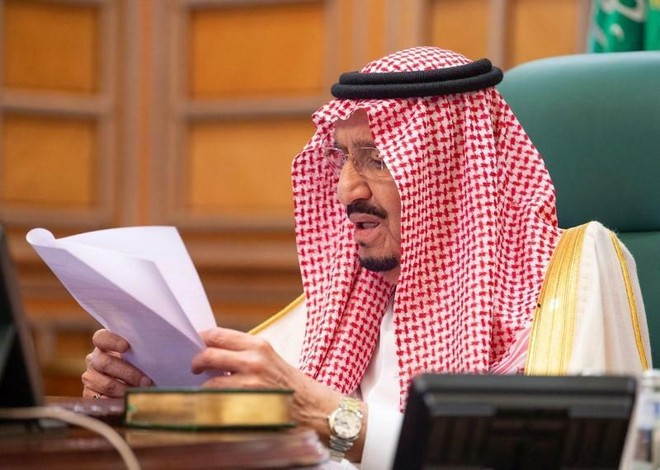 Quốc vương Saudi Arabia Salman bin Abdulaziz chủ trì cuộc họp trực tuyến của G20 hôm qua. Ảnh: Reuters