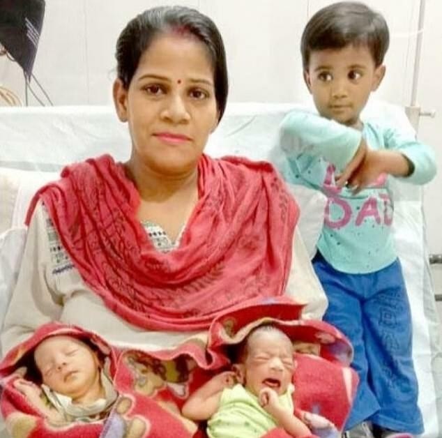 Preeti Verma cùng con gái đầu và hai con song sinh. Ảnh: EPS.