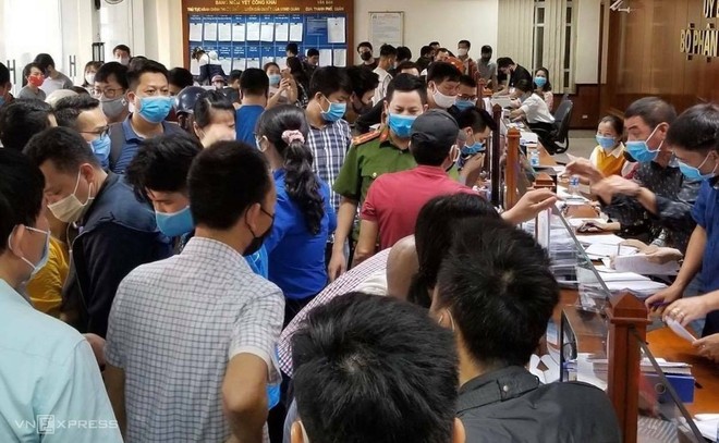 Hàng trăm người chờ hoàn thiện hồ sơ tại trụ sở quận Hải An. Ảnh: Giang Chinh.