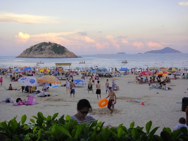 Người dân Hong Kong kéo nhau ra biển trong ngày đầu tiên của kỳ nghỉ lễ Phục sinh. Ảnh: SCMP.