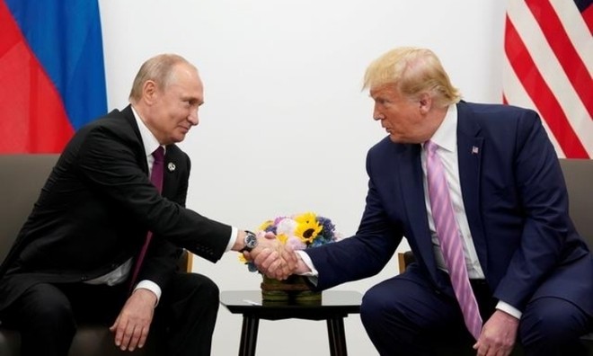 Tổng thống Nga Vladimir Putin và Tổng thống Mỹ Donald Trump tại Osaka, Nhật Bản, ngày 28/6/2019. Ảnh: Reuters.