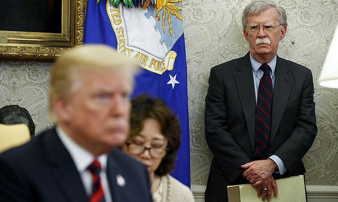 Tổng thống Mỹ Trump (trái) và cựu cố vấn an ninh quốc gia Bolton ở Nhà Trắng, thủ đô Washington, tháng 9/2019. Ảnh: AP.