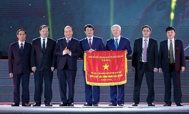 Thủ tướng Nguyễn Xuân Phúc tặng cờ thi đua.