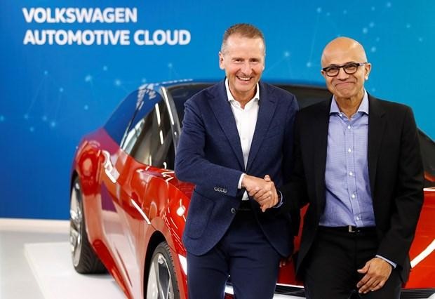 CEO Herbert Volkswagen Diess (trasi0 và CEO Microsoft Satya Nadella. (Ảnh: Reuters).