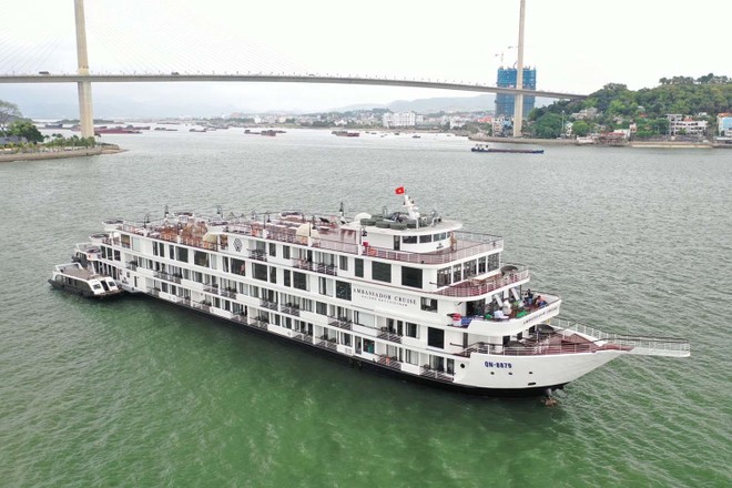 Du thuyền Ambassador cùng 122 hành khách, 60 nhân viên đã được cách ly trên vịnh Hạ Long.
