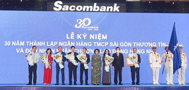 Sacombank đón nhận Huân chương Lao động hạng nhì vào dịp kỷ niệm 30 năm thành lập