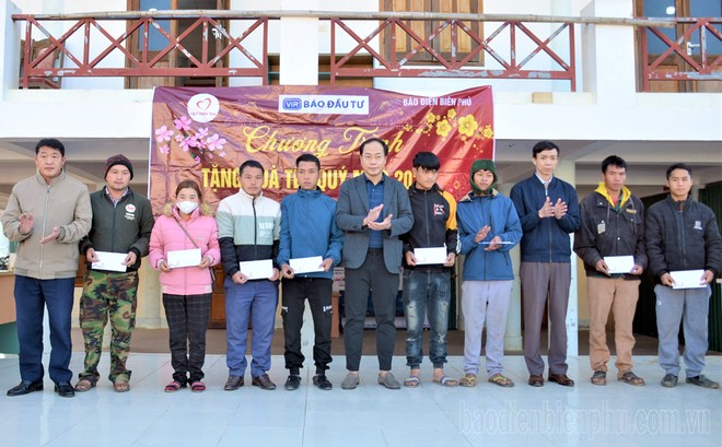 Đại diện Báo Điện Biên Phủ, Báo Đầu tư và Đảng bộ, chính quyền xã Phình Giàng trao quà tết cho người dân địa phương.