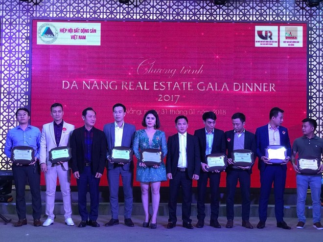 Lãnh đạo Hội môi giới bất động sản Việt Nam bật sâm panh khai tiệc và chúc mừng một năm đầy thắng lợi với cộng đồng môi giới bất động sản  Đà Nẵng