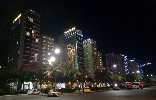 Dãy khách sạn ven biển đường Võ Nguyên Giáp Đà Nẵng về đêm.