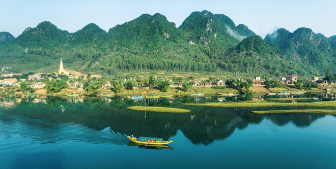 Thắng cảnh sông Son thuộc khu vực Phong Nha- Kẻ Bàng.