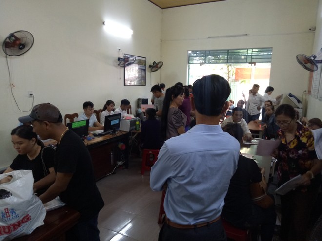 Một phòng công chứng tại Hòa Vang, Đà Nẵng tấp nập nhộn nhịp người đến công chứng mua bán đất trong dịp sốt đất đầu năm 2019.
