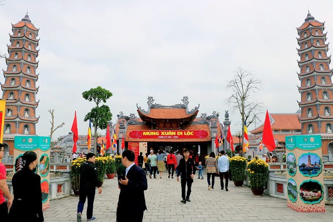 Điểm du lịch Chùa Hoàng Phúc, tỉnh Quảng Bình, nơi hàng ngày có đông đảo du khách đến tham quan.