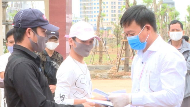 Bác sĩ Đỗ Quốc Tiệp, Giám đốc Trung tâm Kiểm soát bệnh tật tỉnh Quảng Bình trao giấy chứng nhận cho các công dân đã hoàn thành thời gian cách ly y tế.