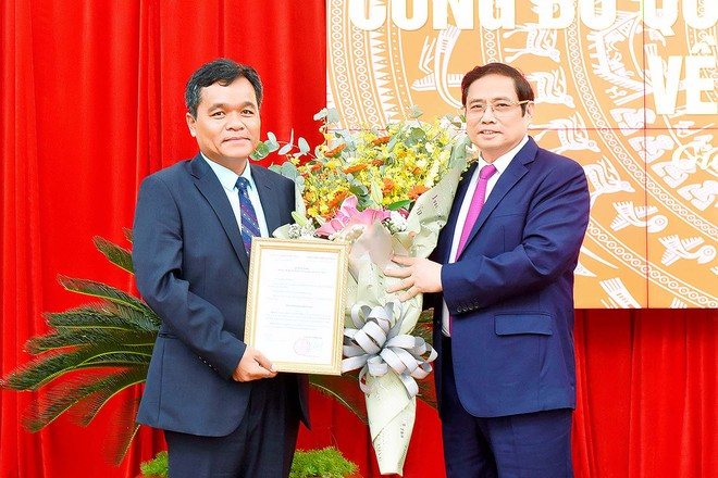 Trưởng Ban tổ chức Trung ương Phạm Minh Chính trao quyết định và chúc mừng ông Hồ Văn Niên, Bí thư Tỉnh ủy tỉnh Gia Lai.