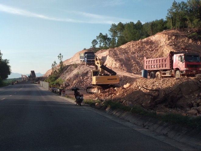 Cao tốc Cam Lộ- La Sơn hiện đang được xây dựng, dự án do Ban quản lý dự án đường HCM làm chủ đầu tư.