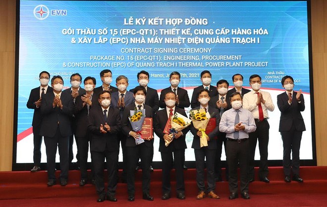 Lãnh đạo tỉnh Quảng Bình và lãnh đạo EVN tặng hoa chúc mừng Ban QLDA Điện 2 và liên danh nhà thầu