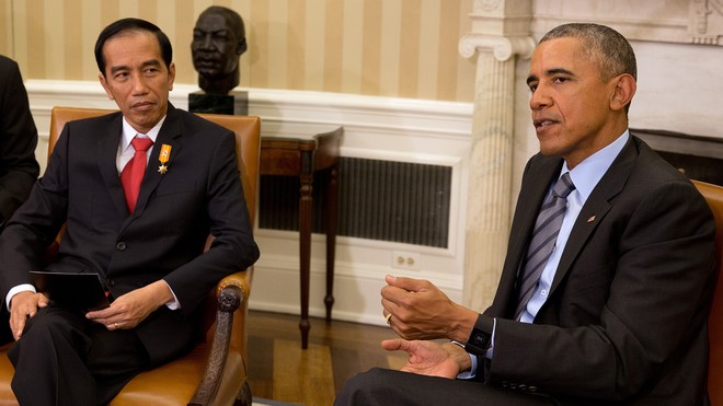 Tổng thống Indonesia Joko Widodo (trái) và Tổng thống Mỹ Barack Obama trong cuộc gặp gỡ ngày 26/10