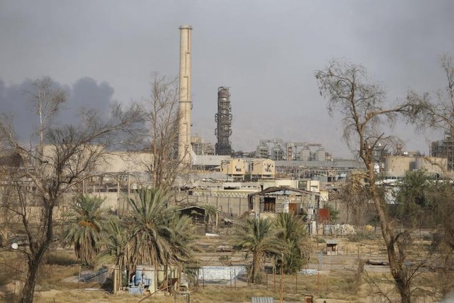 Khung cảnh nhà máy lọc dầu Baiji tại Baghdad, nơi IS nắm giữ