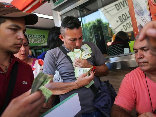Người dân Venezuela cân tiền thay vì đếm