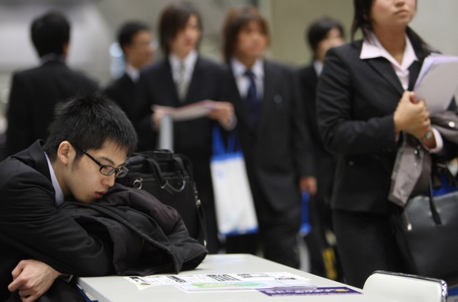 Sinh viên Nhật Bản buộc phải sống chung với nợ nần
