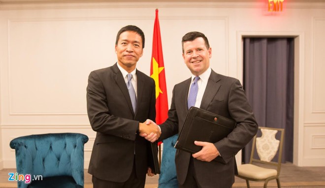  Chủ tịch kiêm Tổng giám đốc VNG Lê Hồng Minh và Phó chủ tịch sàn chứng khoán NASDAQ Bob McCooey bắt tay sau lễ ký kết. Ảnh: Zing