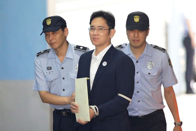 Ông Lee Jae-yong trên đường đến tòa án sáng nay.