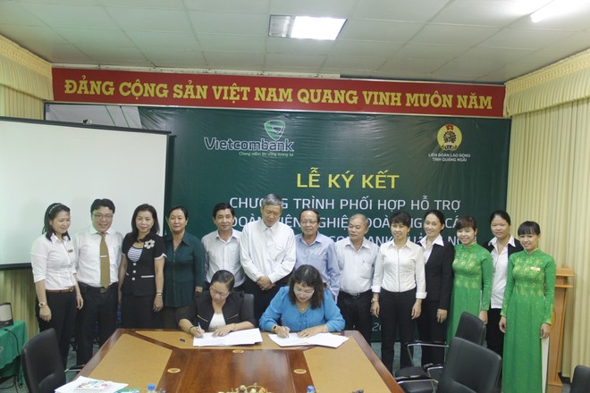 Bà Phạm Thị Thúy Kiều - GĐ Vietcombank Quảng Ngãi (hàng đầu, bên phải) và đại diện LĐLĐ tỉnh Quảng Ngãi ký kết Chương trình phối hợp