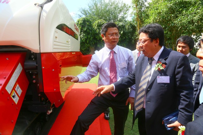 Lãnh đạo Tập đoàn Yanmar giới thiệu về các sản phẩm máy nông nghiệp