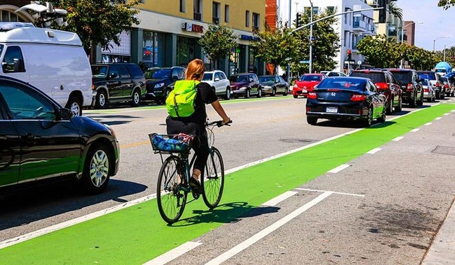 Phần lớn nhất của nguồn tài trợ xanh là dành cho giao thông như trợ cấp xe điện và cơ sở hạ tầng dành cho xe đạp.