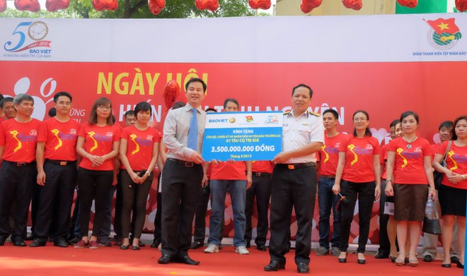 Ông Đào Đình Thi, Chủ tịch HĐQT BVH trao biển tượng trưng Tàu CQ trị giá 3,5 tỷ đồng do Tập đoàn Bảo Việt tặng các cán bộ, chiến sỹ Đảo Trường Sa