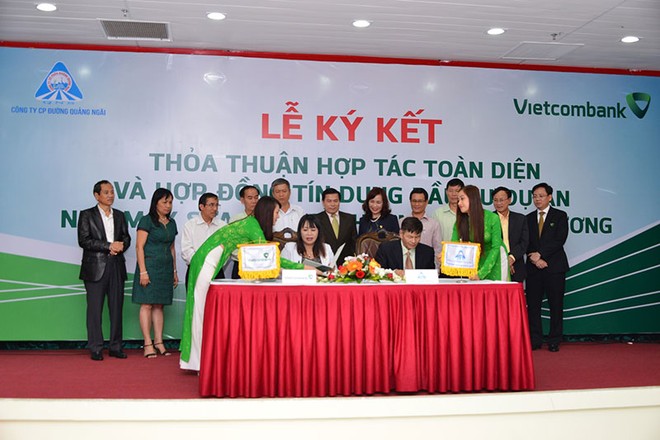 Bà Phạm Thị Thúy Kiều, Giám đốc Vietcombank Quảng Ngãi và ông Võ Thành Đàng, Chủ tịch HĐQT kiêm Tổng giám đốc QNS ký kết thỏa thuận hợp tác toàn diện giữa 2 bên