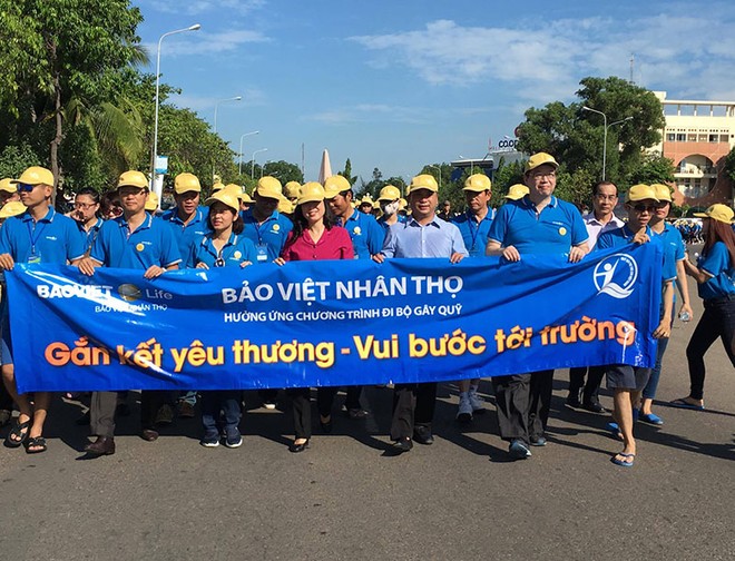 Bà Đào Hồng Lan - Thứ trưởng Bộ Lao động Thương binh xã hội tham gia đi bộ gây quỹ vì trẻ em