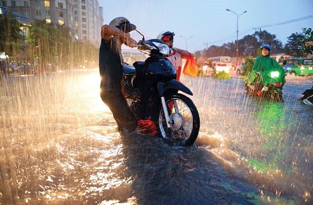Một số lưu ý đi xe máy khi mưa ngập