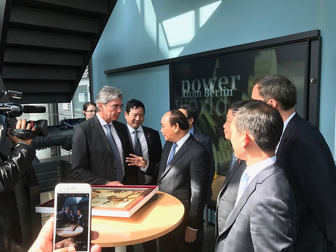 Thủ tướng Nguyễn Xuân Phúc tới tham quan nhà máy sản xuất turbin khí của Tập đoàn Siemens