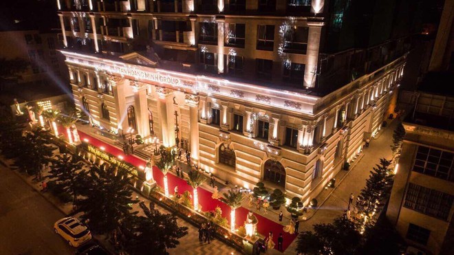 Với ánh sáng trang hoàng, lộng lẫy, D’. Palais Louis hiện hữu như một cung điện kiêu sa trên đại lộ Nguyễn Văn Huyên 
