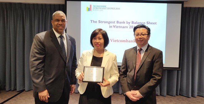 Đại diện Vietcombank, bà Nguyễn Thị Xuân Hòa (đứng giữa), Trưởng Trung tâm Thanh toán nhận giải thưởng do Tạp chí The Asian Banker trao tặng