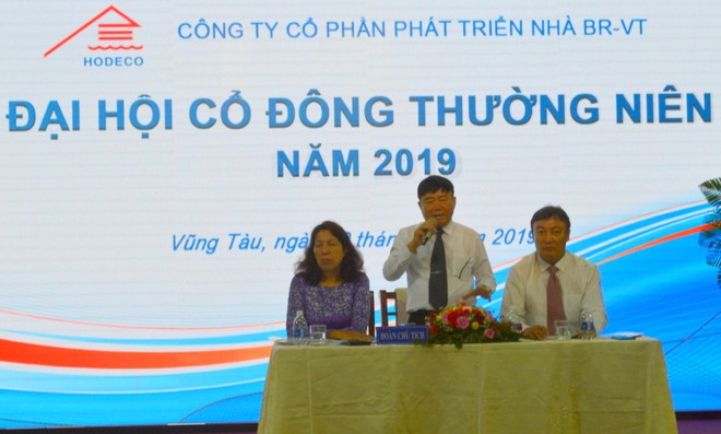 Ông Đoàn Hòa Thuận, Chủ tịch HĐQT (ngồi giữa) và ông Lê Viết Liên đang là Phó tổng giám đốc, sẽ nhận chức Tổng giám đốc Hodeco vào tháng 5 tới.