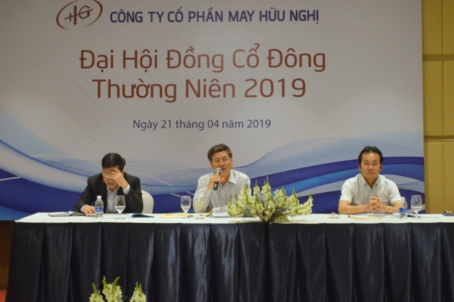 Ông Hà Văn Duyệt (ngồi giữa) và ông Lê Mạc Thuấn (bên phải) trong phần thảo luận.