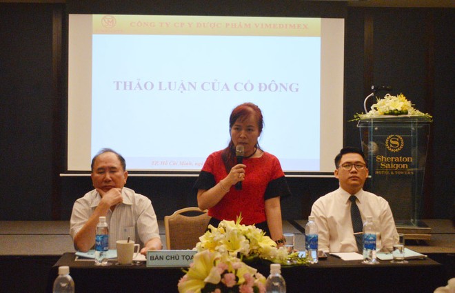 Bà Nguyễn Thị Loan, Chủ tịch HĐQT VMD đang trả lời câu hỏi của cổ đông.