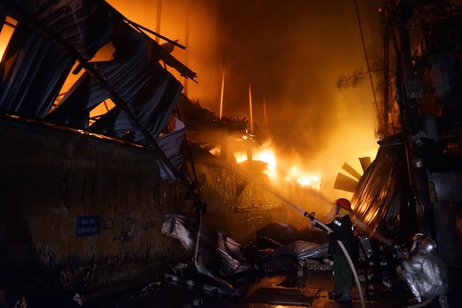 Bóng đèn Phích nước Rạng Đông (RAL): Cháy nhà kho ước thiệt hại 150 tỷ đồng