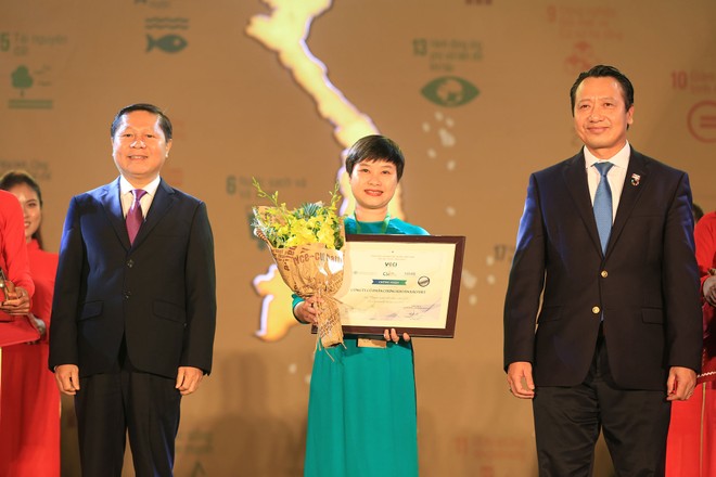 Giám đốc Truyền thông của BVSC đại diện nhận giải thưởng Top 100 Doanh nghiệp Phát triển bền vững 2019