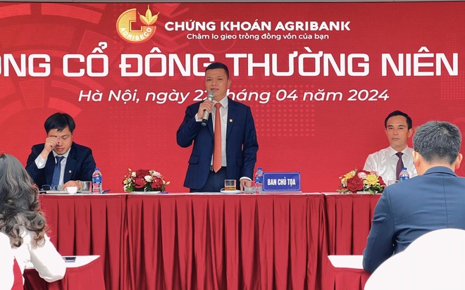 Chủ tịch HĐQT Agriseco Phan Văn Tuấn trả lời chất vấn của cổ đông tại Đại hội đồng cổ đông 2024 sáng 22/4 (Ảnh: M.M)