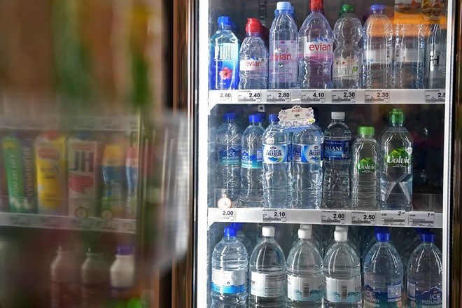 Nước đóng chai bị cáo buộc nhiễm sợi nhựa siêu nhỏ, WHO lên tiếng