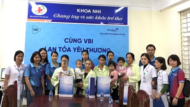 Công ty Bảo hiểm VietinBank Hà Nội (VBI Hà Nội) đã đến thăm hỏi, tặng quà cho những bệnh nhân nhi ở Bệnh viện Đa khoa Mê Linh
