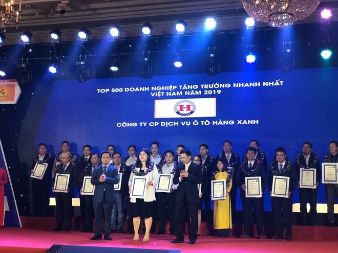 Bà Nguyễn Thị Ngọc Bích – Phó Tổng Giám Đốc Công ty CP Dịch vụ Ô tô Hàng Xanh lên nhận giải thưởng