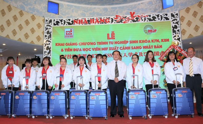 Ông Lê Thanh Thuấn, Chủ tịch Tập đoàn Sao Mai và lãnh đạo MIF tặng quà cho các thực tập sinh được đưa sang Nhật làm việc