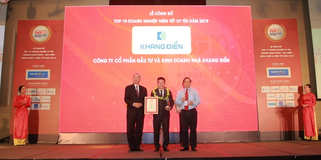 Đại diện Khang Điền nhận giải thưởng Top 10 doanh nghiệp niêm yết uy tín nhất năm 2019 từ Ban tổ chức.