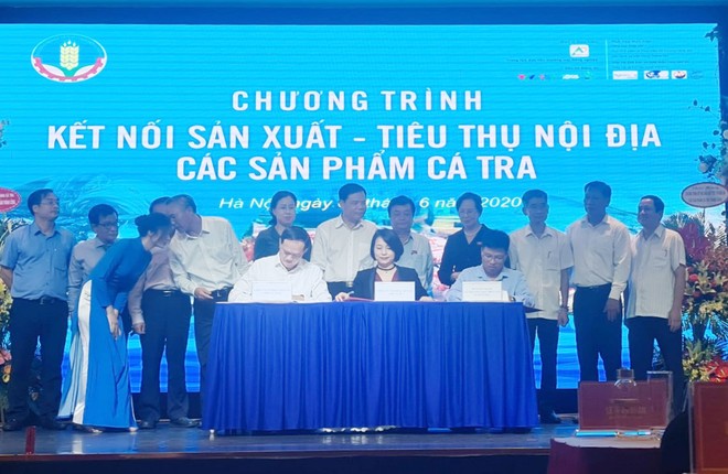 Ông Lê Văn Chính - Tổng giám đốc Công Ty CP Dầu Cá Châu á (AFO) tại Việt Nam (áo trắng từ trái qua) ký kết cung cấp dầu ăn từ cá vào Big C.