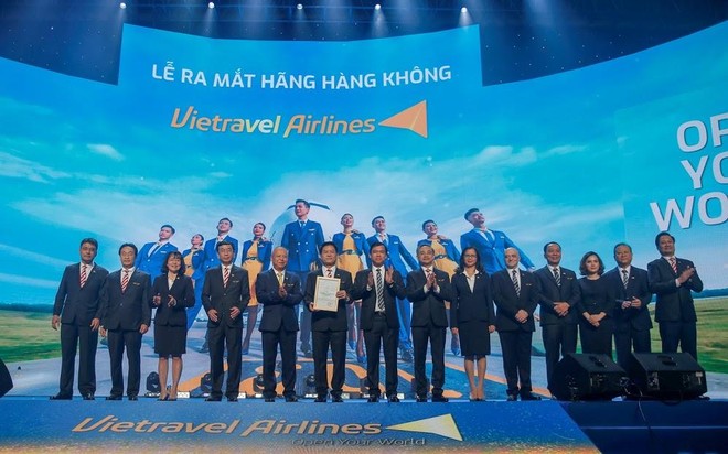 Đội ngũ lãnh đạo Vietravel và Vietravel Airlines tại lễ nhận chứng nhận khai thác tàu bay (AOC)