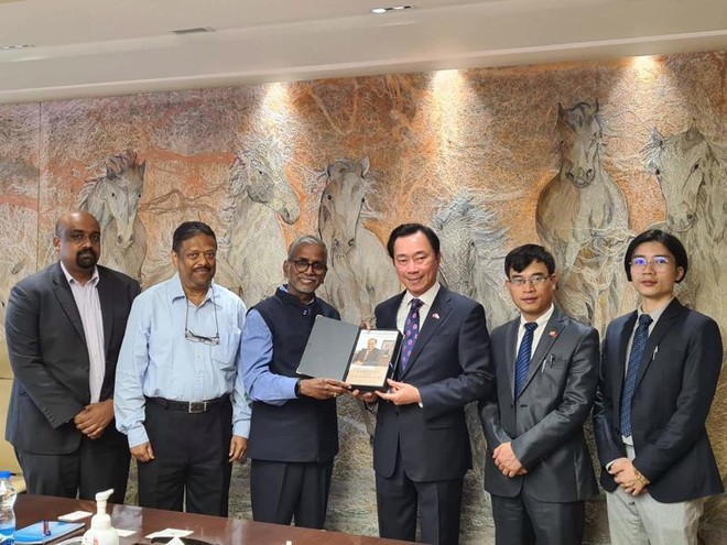 Đại sứ Phạm Sanh Châu và nhóm "Phản ứng nhanh về Thuốc và Vaccine làm việc với Ấn Độ tại Bangalore ngày 18/8.
